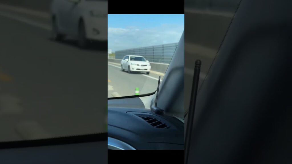 外環道　渋滞で高速道路Uターンする車　高速道路では後退、Uターンは禁止されています。