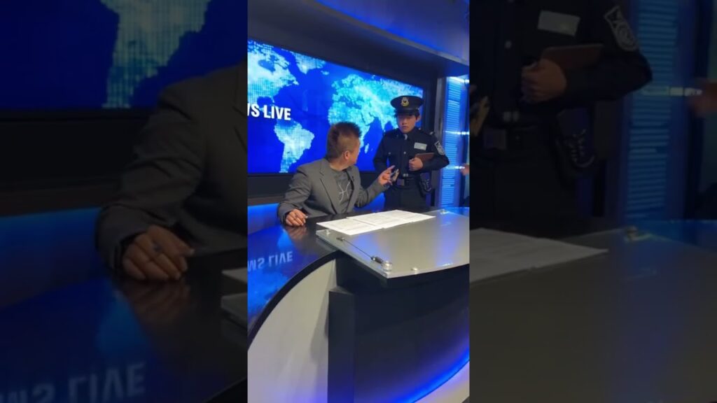【放送事故】生放送中に警察が乱入してきた男ｗｗｗ 😂😂