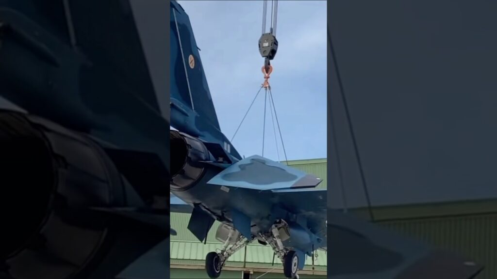 津波で水没したF-2戦闘機18機。世界が全機廃棄を予想したが、13機が空へ帰った