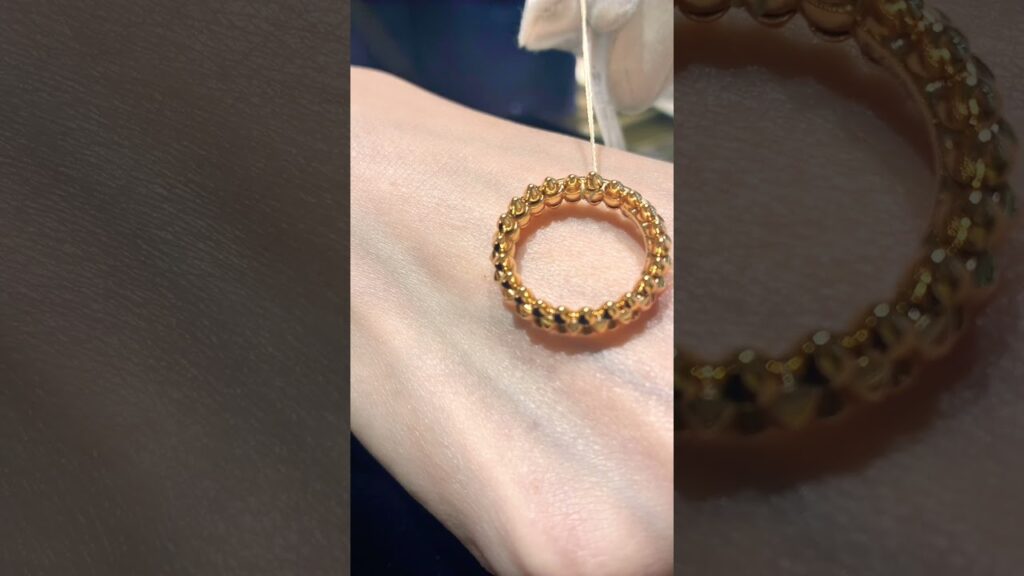 凹凸のあるリングに興味があってオレフィーチェ、ブシュロン、カルティエで悩んでます🌀（ご意見求む‼️）