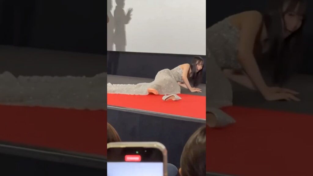 ㊗️30万再生🎉【放送事故】なぜここに！？舞台挨拶に現れたローラーブレードおばあちゃんがヤバいｗ #shorts #放送事故 #爆笑