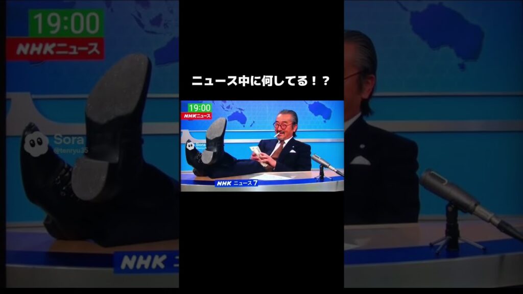 【速報】ニュースキャスター、放送中にくつろぎながらギャラを勘定する