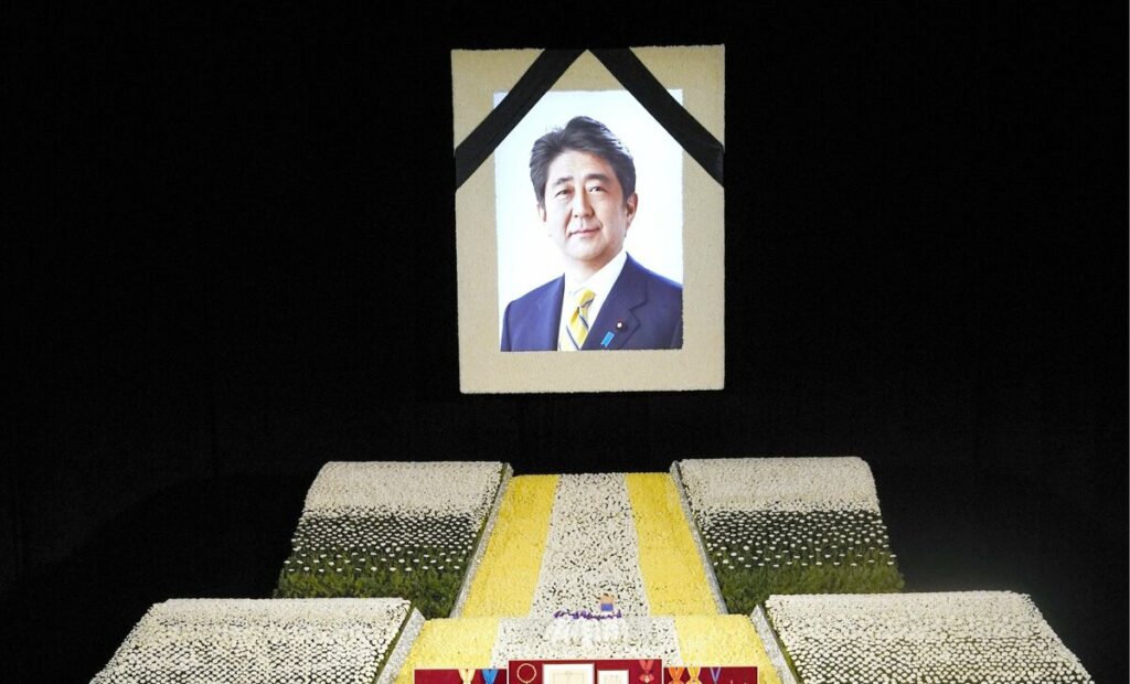 国葬ありきだったのか　安倍晋三元首相の「国葬」裁判で4人の官僚を証人尋問、揺らぐ「法の番人」内閣法制局 | AERA DIGITAL（アエラデジタル）