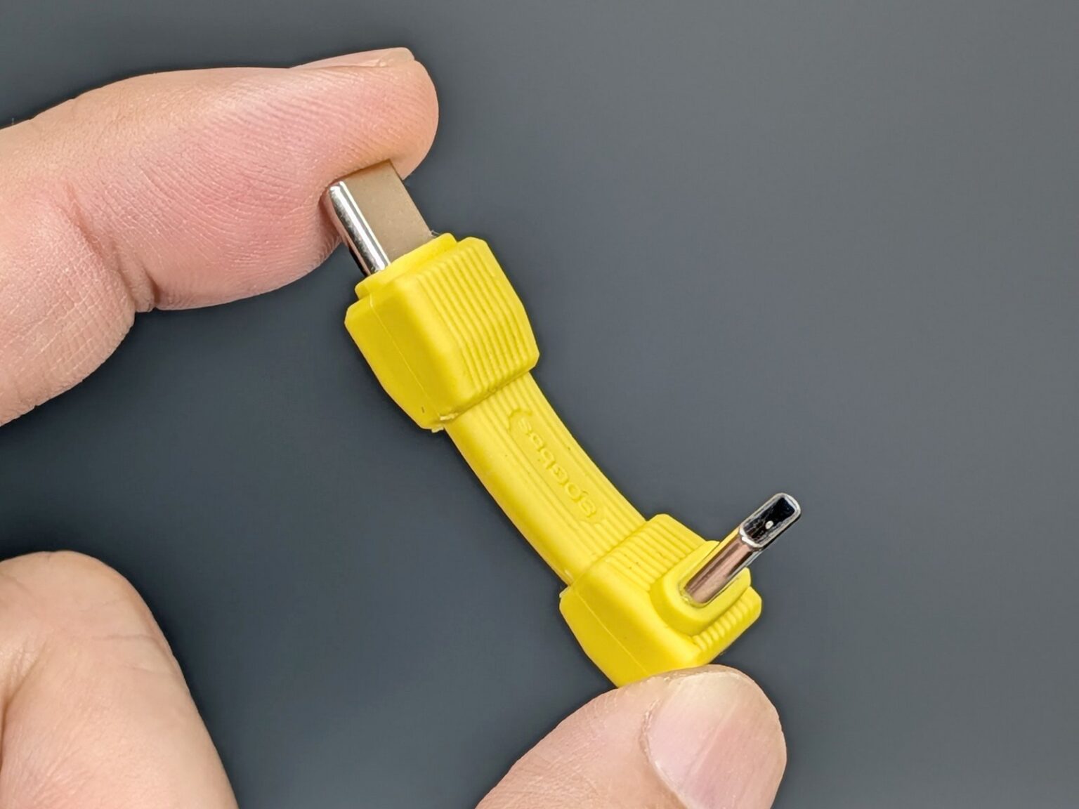 【やじうまミニレビュー】4.2cmで80Gbps/240W対応。USB4ケーブル「ちょびフィット」を試す - PC Watch