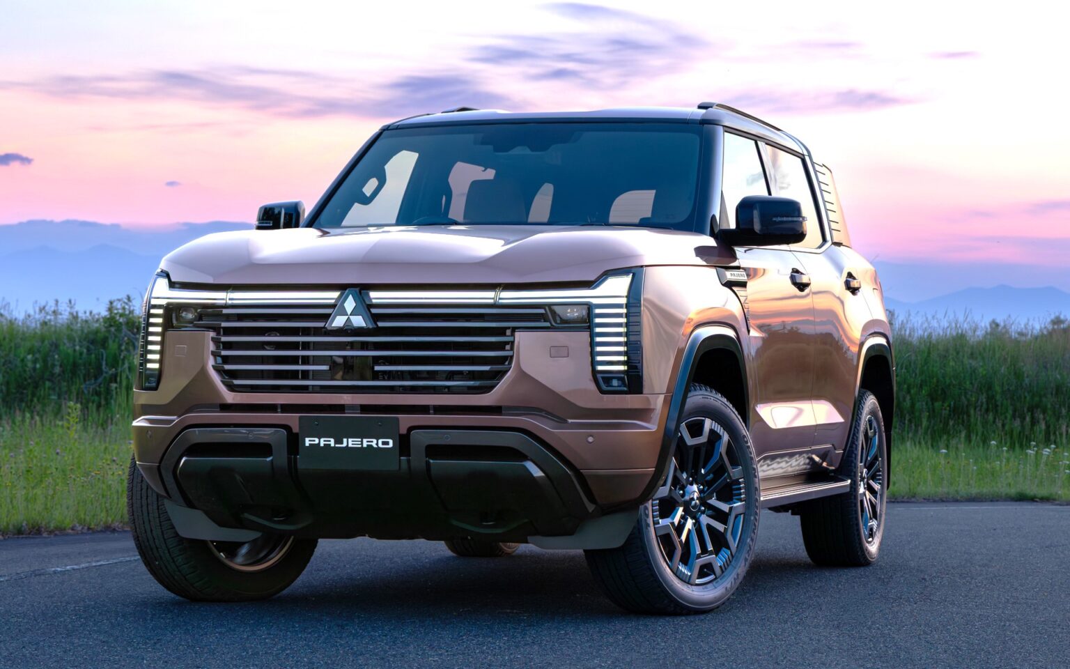 三菱自動車、新型「パジェロ」世界初公開 走行性能と上質さを磨き上げフラグシップSUVとして2026年度発売 - Car Watch