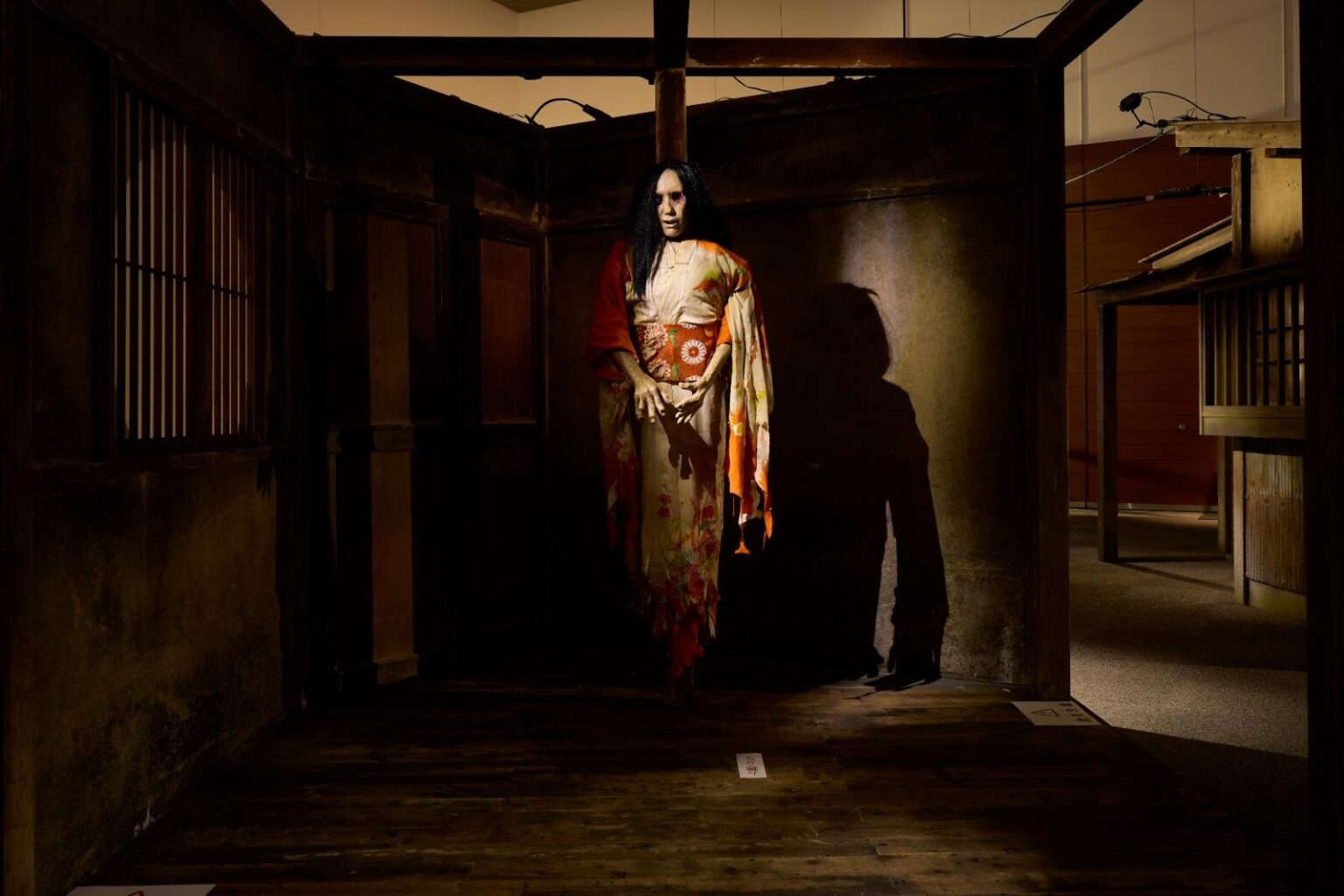 「Re:ホラーにふれる展 -映画美術の世界-」東京ドームシティで、怖いを“見る・撮る・触る”体験型展示 - ファッションプレス
