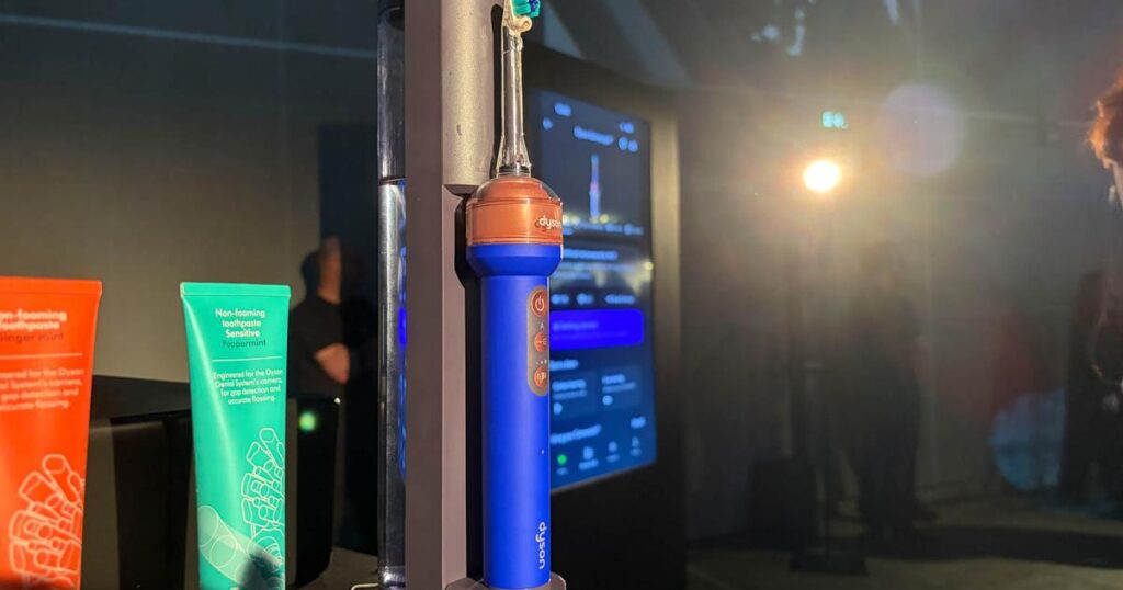 ダイソン、“世界初”ハイテク満載の電動歯ブラシ「CameraJet」は何がすごいのか【現地レポート】 | Business Insider Japan