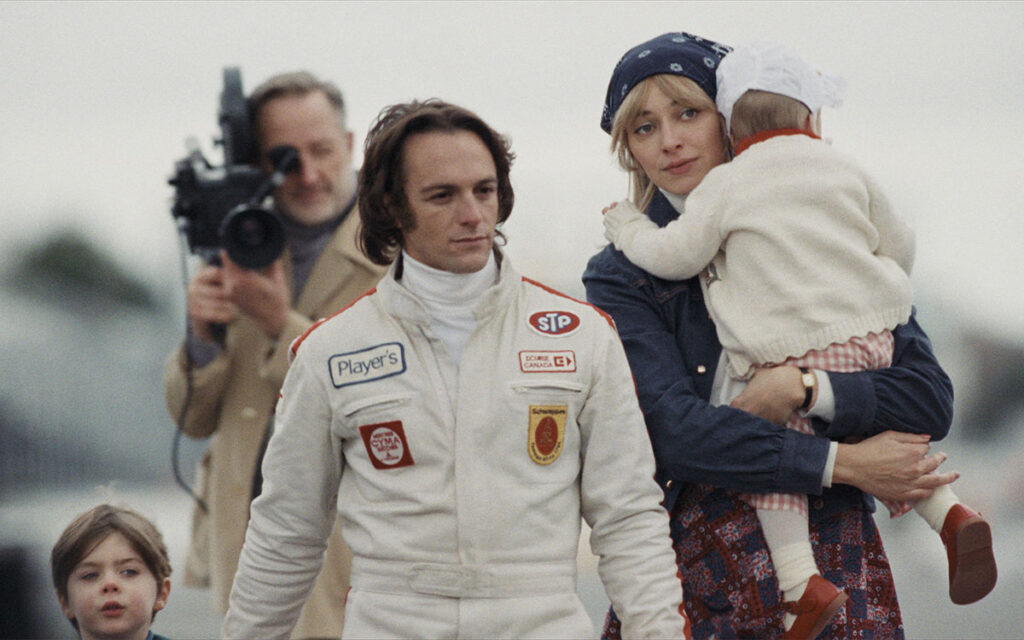 ジル・ヴィルヌーヴと妻ジョアン、息子ジャックと娘メラニを演じるキャスト、映画『Villeneuve Rise of a Legend』の劇中シーン