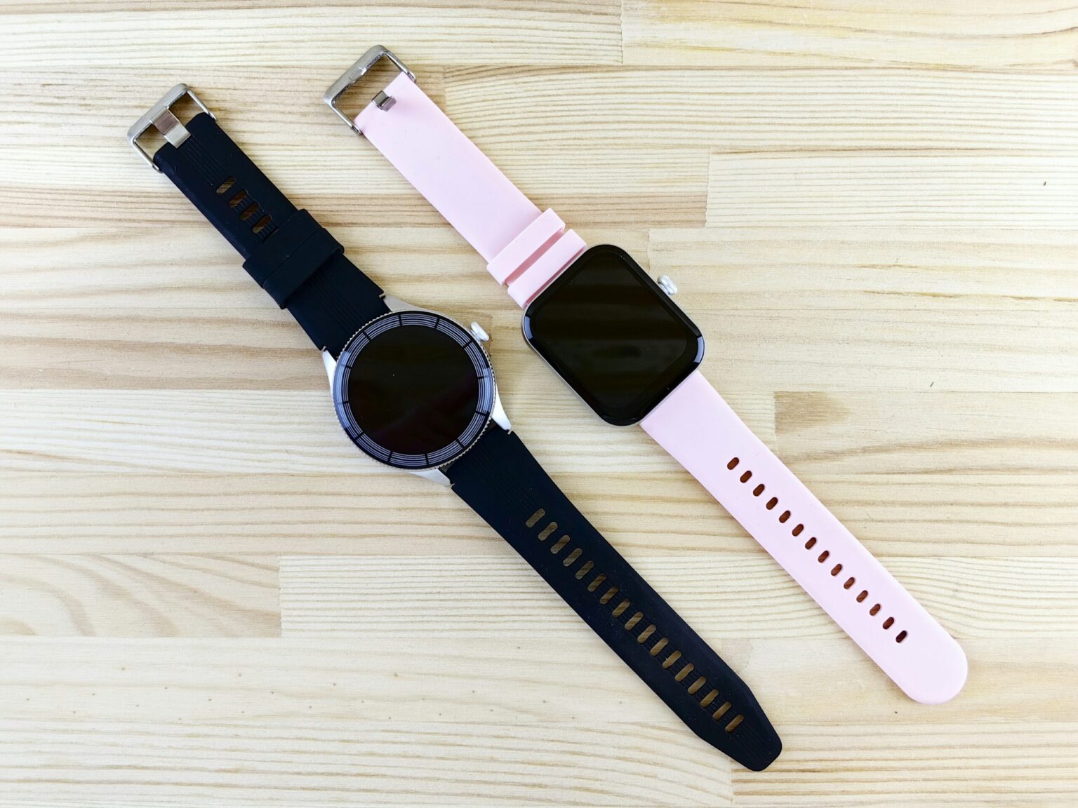 丸型と角型のスマートウォッチ2台