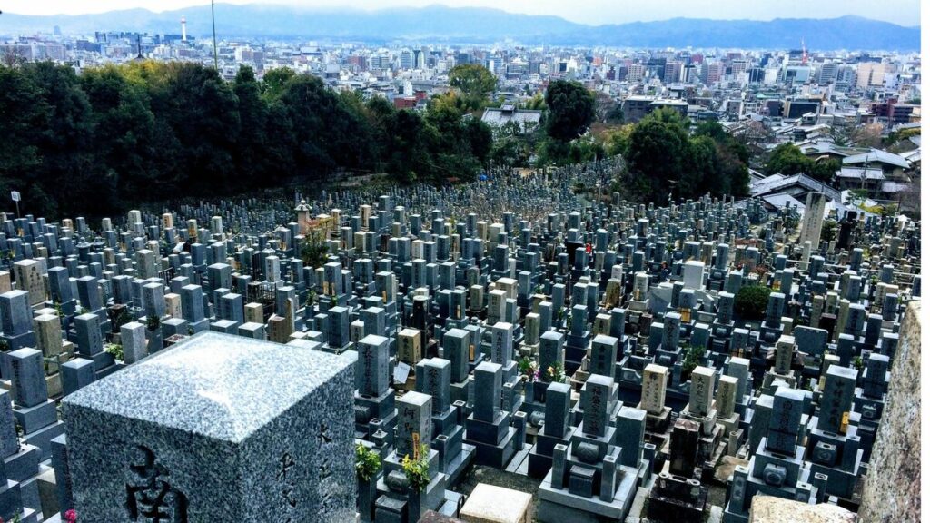 「墓を訪ねる」米国と「墓を守る」日本、墓じまいを生むイエの継承責任という独特の構造 【現代死生考】米デューク大のアン・アリソン教授と僧侶が語る、日米で異なる墓参りと死者との関係の結び方(1/5) | JBpress (ジェイビープレス)