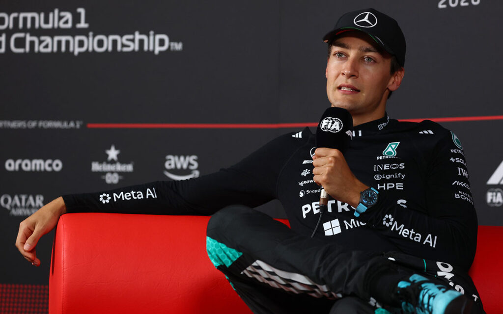 予選2番手を獲得し、ドライバー記者会見でマイクを手に質問に答えるジョージ・ラッセル（メルセデス）、2026年9月5日(土) F1イタリアGP（モンツァ・サーキット）