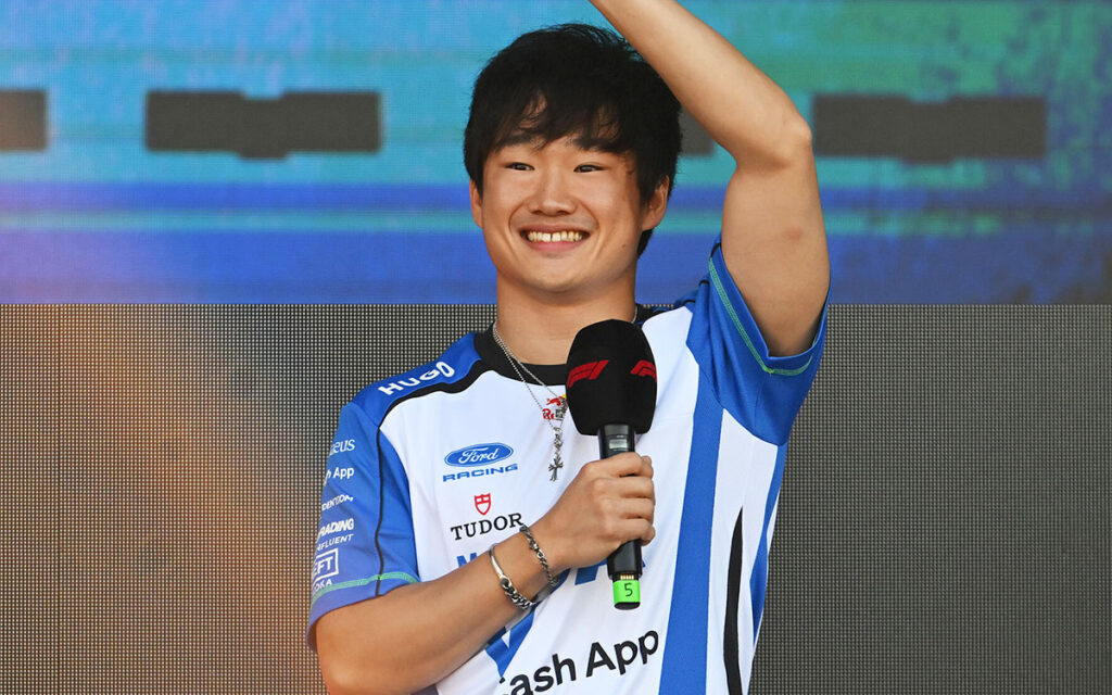 角田裕毅、入賞剥奪の危機から一転…F1イタリアGPの10位確定!審理で判明した「規則上不要だった」追加ラップ | Formula1-Data / F1情報・ニュース速報解説 ファンステージで観客に笑顔で手を振るレーシング・ブルズの角田裕毅、2026年9月4日(金) F1イタリアGP(モンツァ・サーキット)