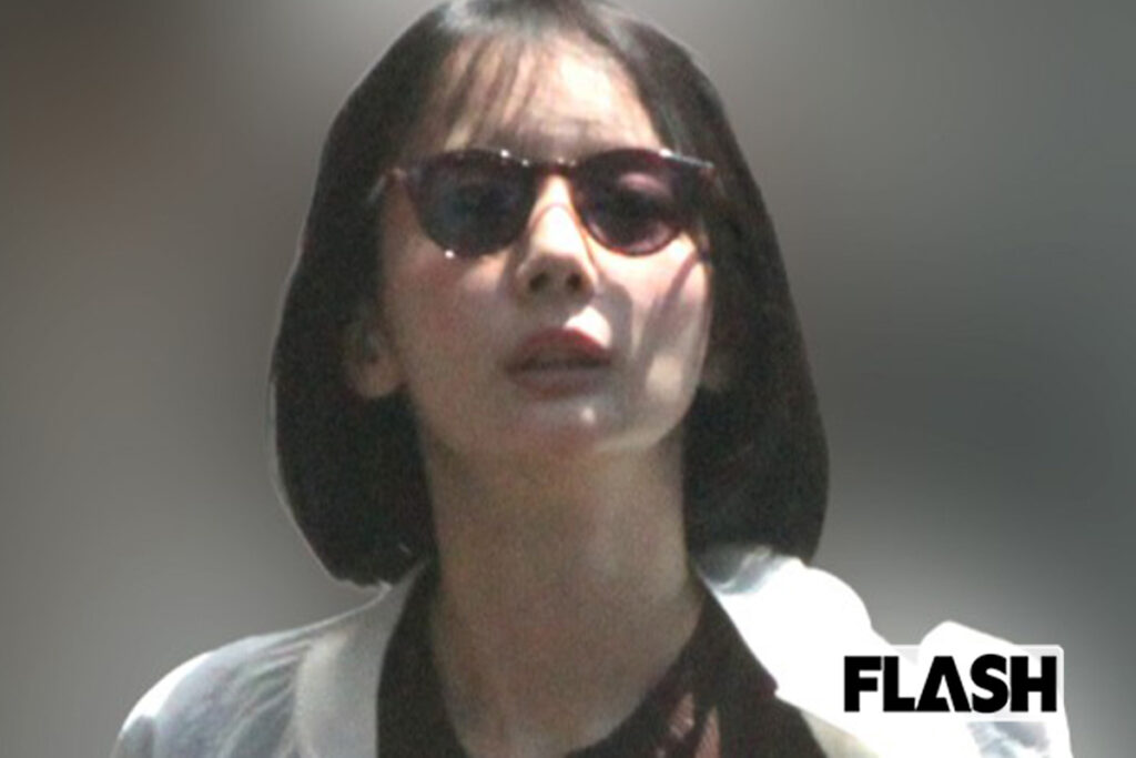 【独自】岡田紗佳、「登録者100万人」ポケモン配信者と “お揃い靴” デート…薬指で光る指輪、事務所の回答は？ | Smart FLASH/スマフラ[光文社週刊誌]