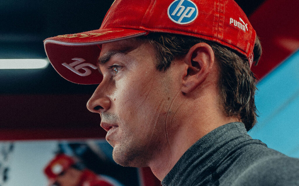 ガレージで真剣な表情を見せるシャルル・ルクレール（フェラーリ）、2026年9月 F1イタリアGP（モンツァ・サーキット）
