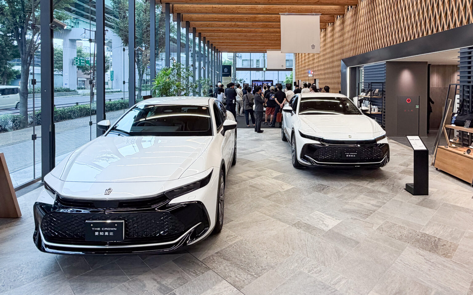 トヨタ、一部改良で燃費低減と出力向上を同時に実現した新型「クラウン クロスオーバー」初展示イベント – Car Watch トヨタ、一部改良で燃費低減と出力向上を同時に実現した新型「クラウン クロスオーバー」初展示イベント - Car Watch