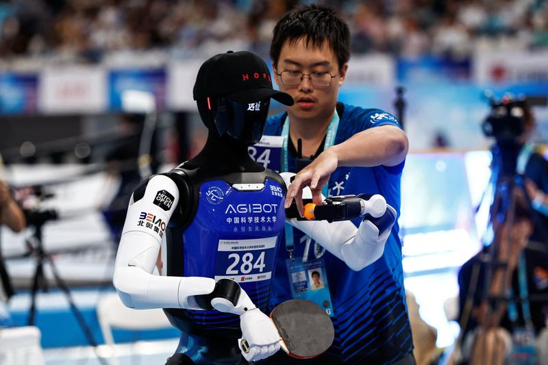 8月に北京で開かれたヒト型ロボットの運動会に出場したAgibotのヒューマノイド。