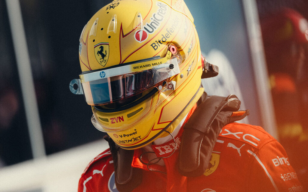 黄色のヘルメットと赤いレーシングスーツを着用し、レースに臨むルイス・ハミルトン（フェラーリ）、2026年9月6日(日) F1イタリアGP決勝（モンツァ・サーキット）