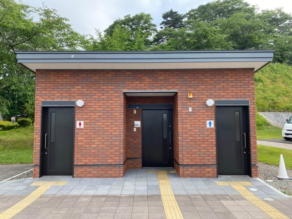 札幌の公園トイレ54か所、蛍光管が無断でLEDに　誰が何のため？市「名乗り出てほしかった」: J-CAST ニュース【全文表示】