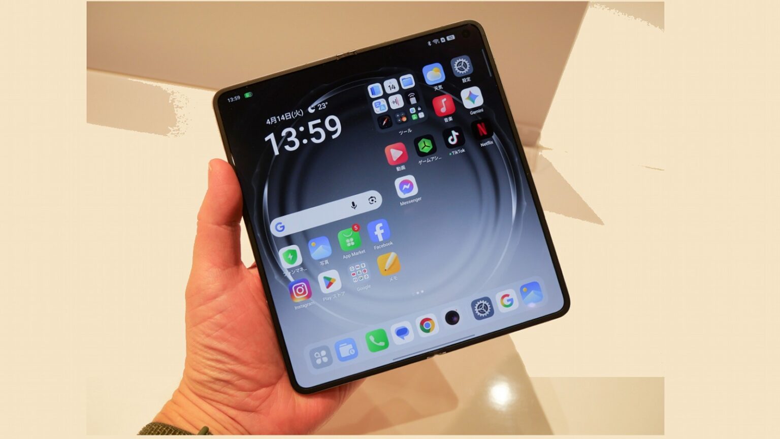 OPPOが折り畳みスマホを日本初投入　限りなく折り目ゼロ、価格は30万円超 - 日本的スマホ論：日経クロステック Active
