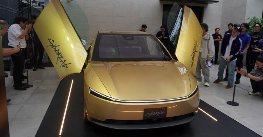 テスラの無人タクシーが東京・青山に　ハンドルもペダルもない「Cybercab」　日本での展開は？（1/3 ページ） - ITmedia NEWS