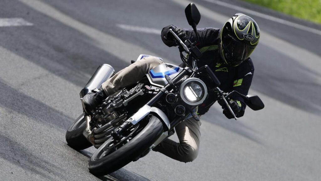 【国内初試乗】ホンダ「CB400 SUPER FOUR E-Clutch」インプレ｜全身新設計の新世代スーパーフォアの実力を速攻チェック！ (1/3)