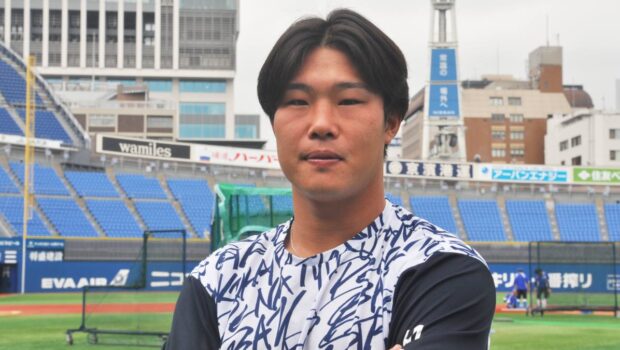 取材に応じたDeNA・井上朋也