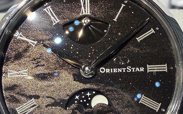 オリエントスターが最先端技術で描くは“雲間の月”。新作「M45 F8 メカニカルムーンフェイズ ハンドワインディング」 | 高級腕時計専門誌クロノス日本版[webChronos]