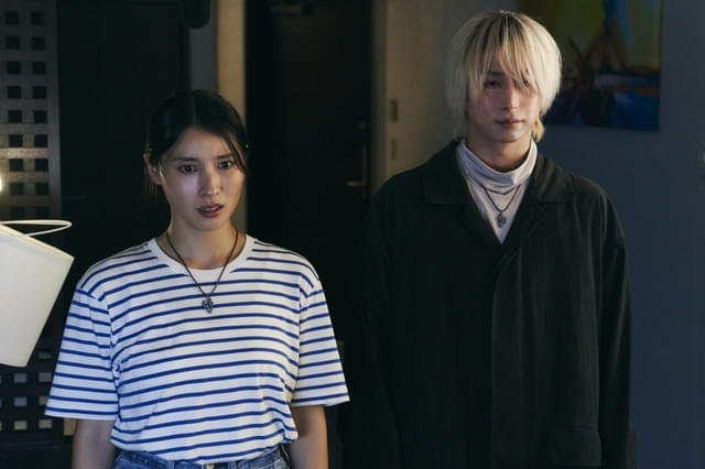 主人公の輪花（演：土屋太鳳）と、吐夢（演：佐久間大介）