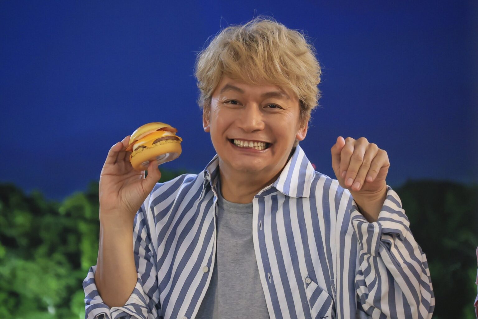 香取慎吾 “同期”との共演に「夢が叶った!」マクドナルドの思い出は仲間とハンバーガーを取り合いながら「ひとりで15個くらい食べました」(めざましmedia) – Yahoo!ニュース 香取慎吾 “同期”との共演に「夢が叶った!」マクドナルドの思い出は仲間とハンバーガーを取り合いながら「ひとりで15個くらい食べました」(めざましmedia) - Yahoo!ニュース