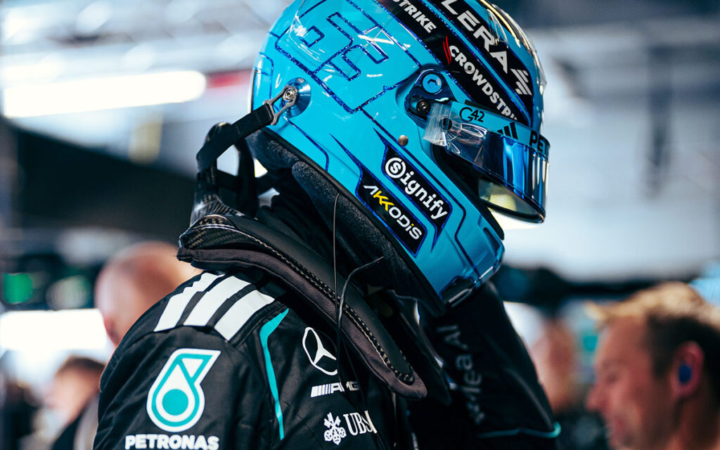 ヘルメットを着用してFIAガレージ内に立つジョージ・ラッセル（メルセデス）、2026年9月12日(土) F1スペインGP（マドリンク）