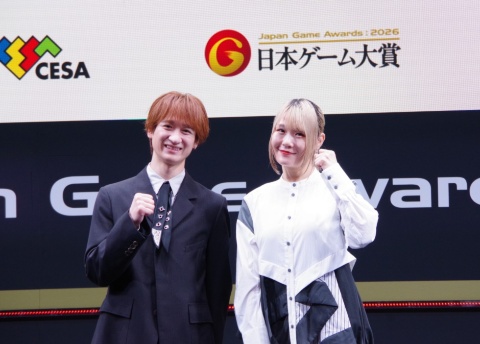 プレゼンターとして登壇したKis-My-Ft2の宮田俊哉さん（写真左）とピアノ演奏で年間作品部門の大賞発表を盛り上げたハラミちゃん（写真右）