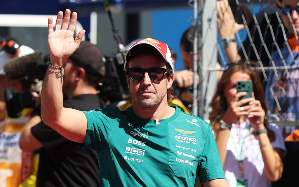 ファンに向かって手を振るフェルナンド・アロンソ（アストンマーティン・ホンダ）、2026年9月13日(日) F1スペインGP決勝（マドリンク）