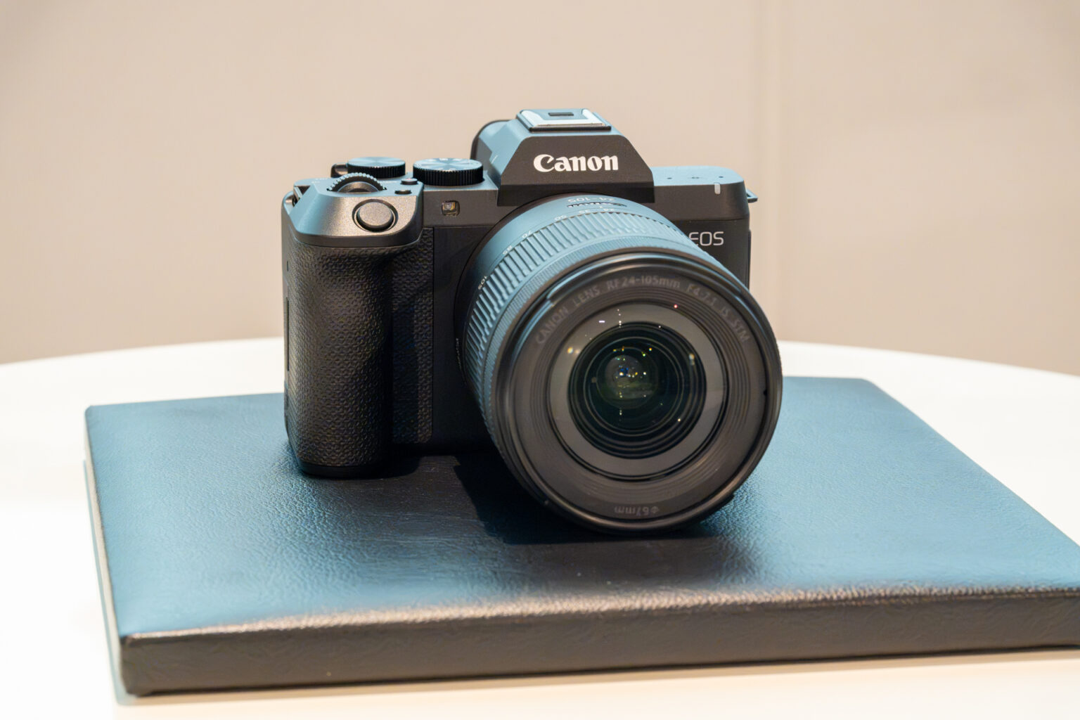 キヤノン、デザイン刷新した小型フルサイズミラーレス「EOS R8 Mark II」。EOS初代機インスパイア - AV Watch