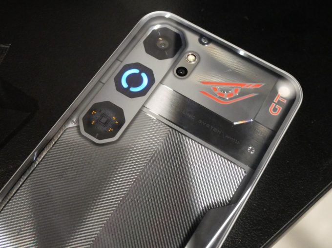 nubia Neo 5 GTは、ゲーミングスマホらしく背面が光る。ファンが回転して本体を冷却する仕組みも備える。写真は2026年4月21日のZTEジャパン新製品発表会にて撮影