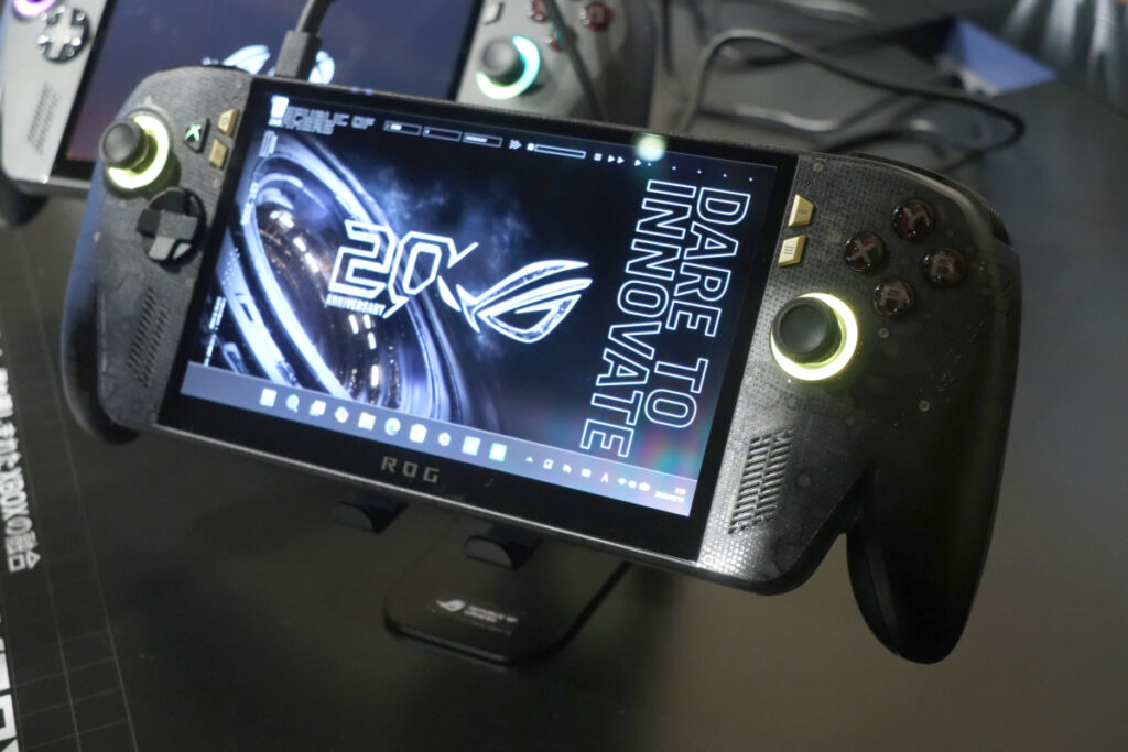 ROG 20周年の「ROG XBOX Ally X20」いよいよ国内発売。ユーザーの声で操作系刷新