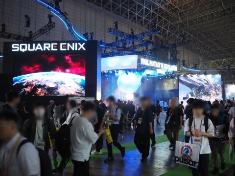 ビジネスデー1日目のスクエニブース前は、既に多くの人であふれていた。FFシリーズの試遊は、開場15分で100分以上の待ち時間が発生しており、期待の高さがうかがえる