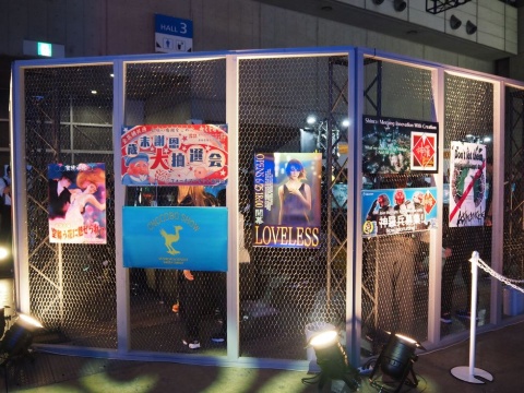リベレーションの試遊ブースはフェンスで囲まれ、周囲にはFFシリーズの世界観をモチーフにしたポスターがずらりと掲示されていた。ぱっと見ただけではゲーム内のシーンかと思うほど作り込まれているが、ライター仲間に聞いてみると、これらのポスターは作中には登場しない“公式による二次創作”のようなものらしい。こうした演出は、思いがけないサプライズとしてファンの心をくすぐるはずだ