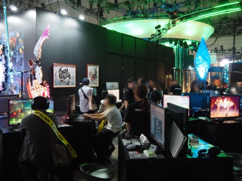 『ファイナルファンタジー レゾナンス』の試遊ブースには、作中に登場する武器やゲームの象徴となっているクリスタルが展示されていた。会場40分で既に、試遊の待ち時間は100分となっていた