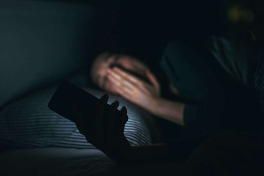 「んっ…」深夜、父の寝室から漏れた声。29歳「実家暮らし娘」が絶句。手取り20万の自立できない娘が直面した親の「性」と距離感【専門家助言】 | FORZA STYLE｜ファッション＆ライフスタイル[フォルツァスタイル]
