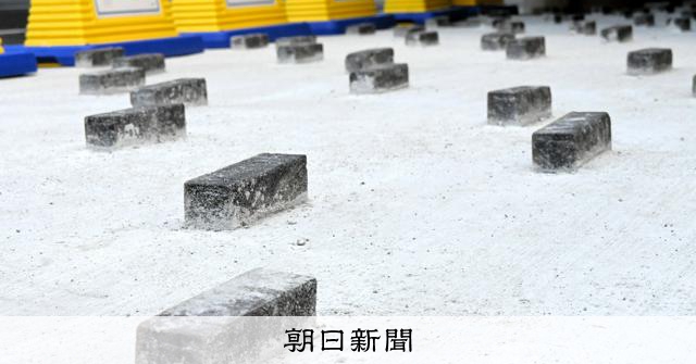 大阪駅前に現れた突起物　SNSでの賛否踏まえ、市がフェンス設置へ [大阪府]：朝日新聞