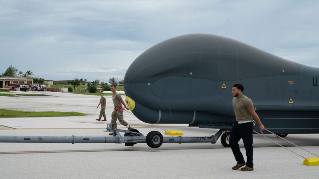 空自グローバルホーク墜落、「謎の3分間」に何が起きたのか RQ-4B墜落が問い直す「サイバー・エスコート」、無人機時代の自衛隊に問われる備え(1/3) | JBpress (ジェイビープレス)