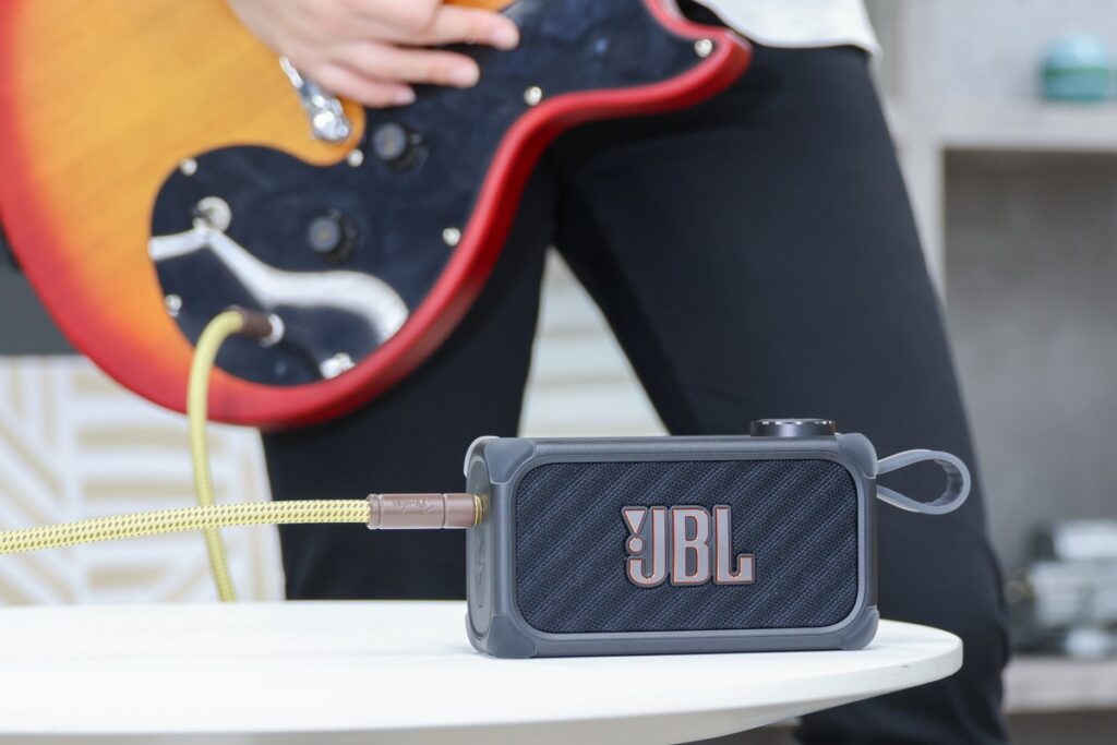 ASCII.jp：このスピーカー魔法じゃん！　憧れの曲からギターだけ消せるJBL BandBox Soloを試してみた (1/5)
