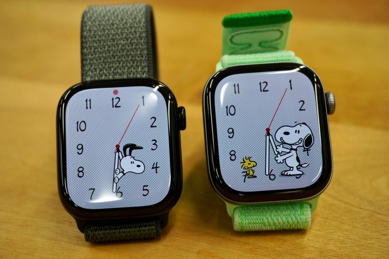 左：Apple Watch Series 11 42mm（ジェットブラック）右：Apple Watch Series 12 42mm（スペースグレイ） ※ケース素材はどちらもアルミニウム。