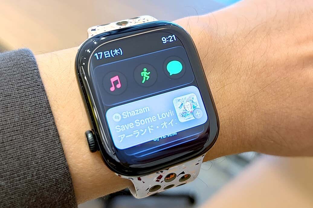 カフェで流れていた楽曲をShazamで検索。スマートスタックのウィジェットに結果が素速く表示されます。ウィジェットを選択すると、そのままApple Watch、またはペアリングしたiPhoneの「ミュージック」アプリで楽曲が聴けます