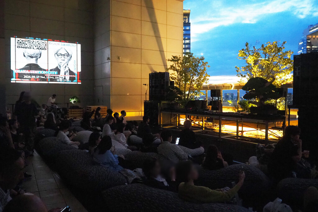 【大阪駅直結】チケット即完！ビル屋上で夜の「坂本龍一」音楽イベント、誰でも入れる無料エリアも | Lmaga.jp