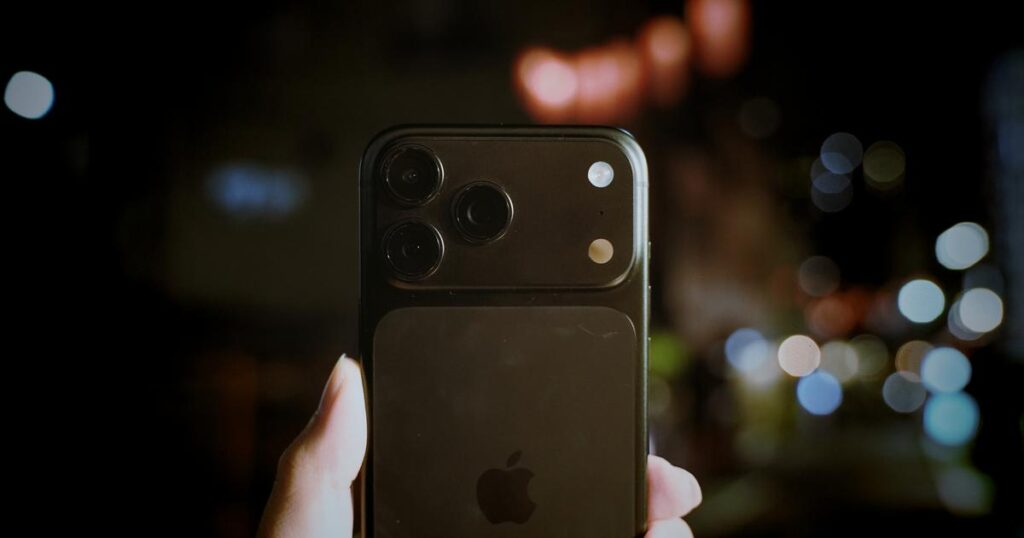 iPhone 18 Proで夜間撮影。街の光ってこんなにキレイだったんだなぁ | ギズモード・ジャパン iPhone 18 Proで夜間撮影。街の光ってこんなにキレイだったんだなぁ | ギズモード・ジャパン