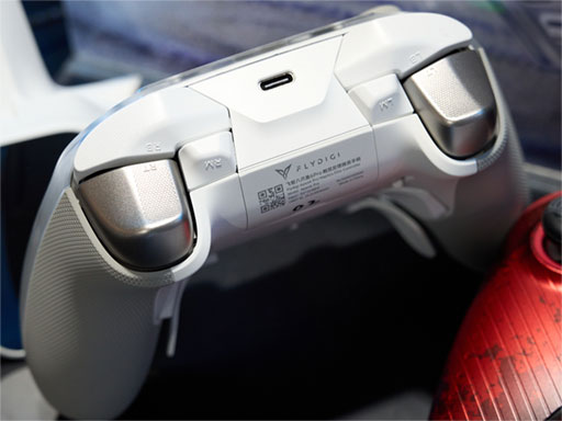 画像ギャラリー No.004のサムネイル画像 / Flydigiが最新ゲームパッド「APEX 6」シリーズを展示。綾波レイやゼンゼロなどとのコラボモデルも展開［TGS2026］