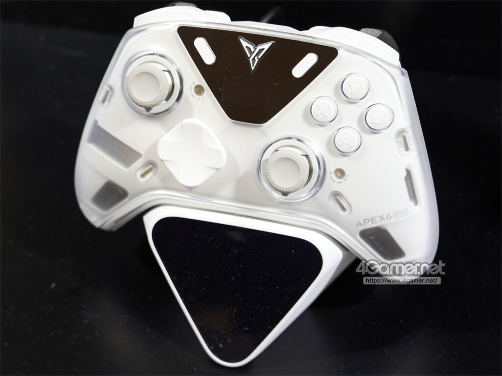 Flydigiが最新ゲームパッド「APEX 6」シリーズを展示。綾波レイやゼンゼロなどとのコラボモデルも展開［TGS2026］