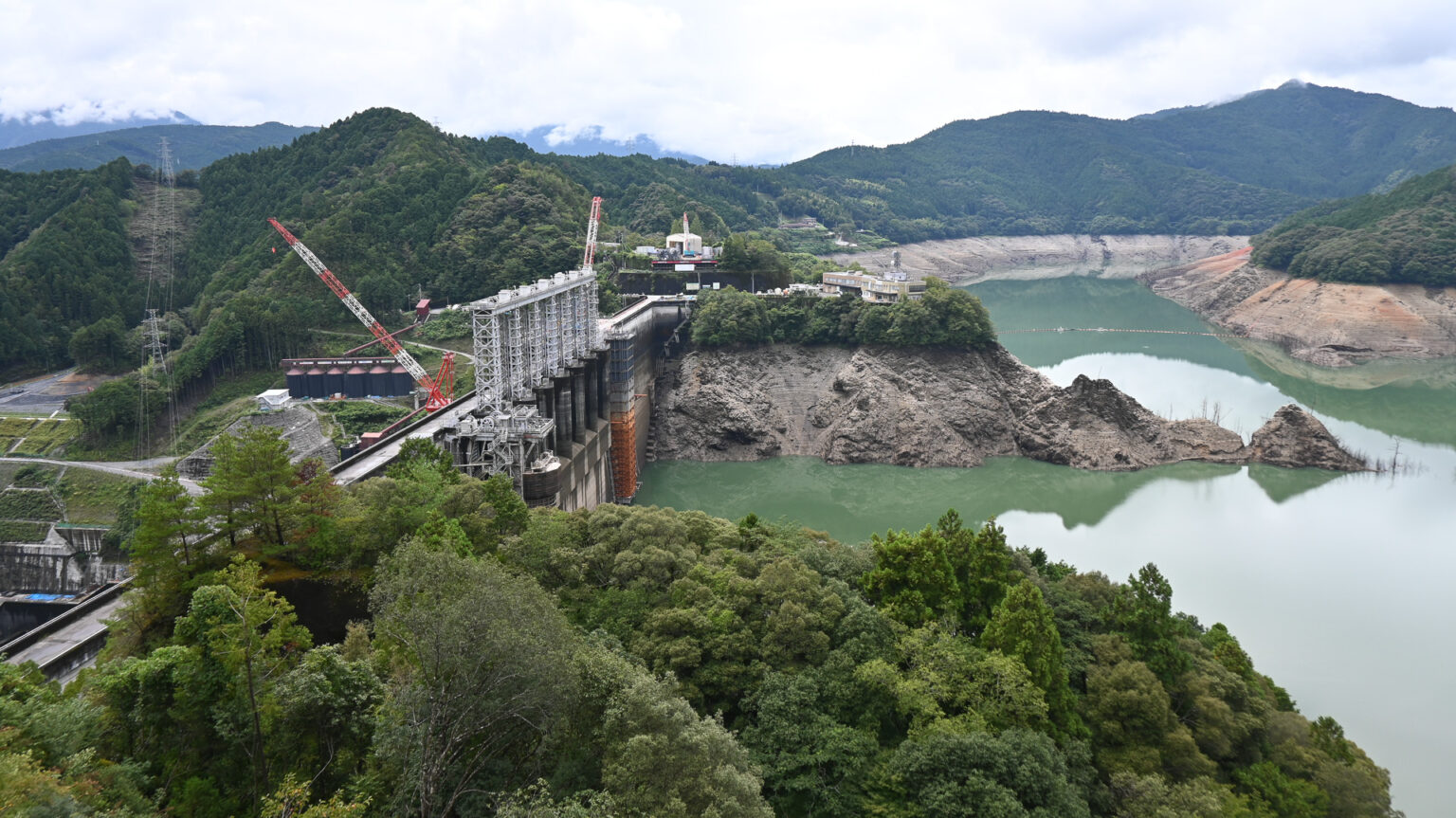 50年前の「廃墟な村役場」湖底に出現! 高知・早明浦ダムの渇水は、なぜ多く報じられるのか – トラベル Watch 50年前の「廃墟な村役場」湖底に出現! 高知・早明浦ダムの渇水は、なぜ多く報じられるのか - トラベル Watch