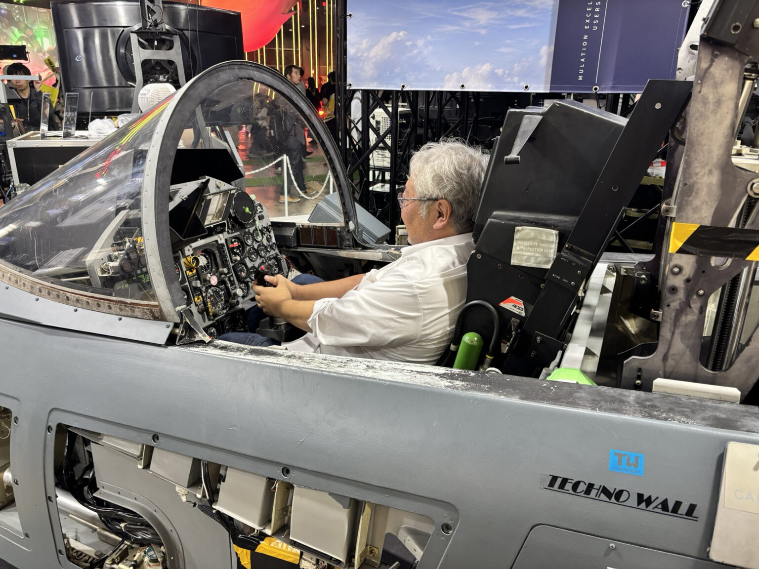 本物のF-15のコクピットに座れる愉悦!「RAZBAM JAPAN」ブースにはお値段200万円の「ホームコクピット」など注目ポイントずらり【TGS2026】 – GAME Watch 本物のF-15のコクピットに座れる愉悦!「RAZBAM JAPAN」ブースにはお値段200万円の「ホームコクピット」など注目ポイントずらり【TGS2026】 - GAME Watch